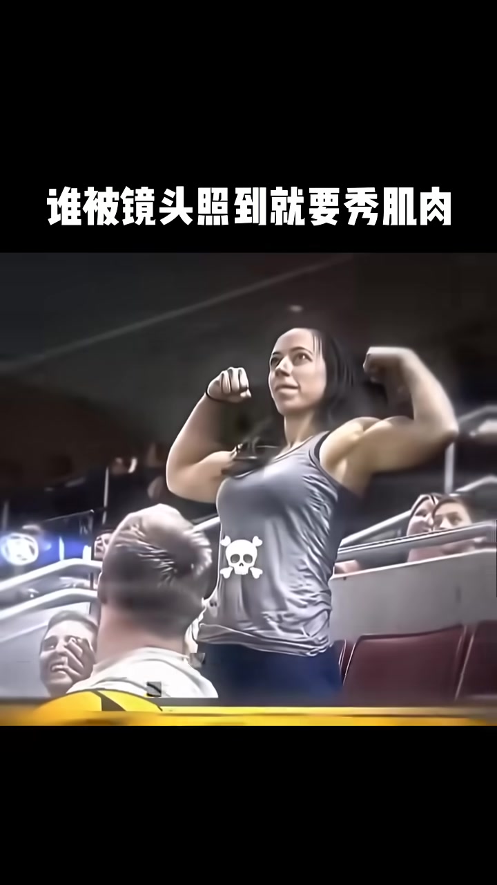 这回成纯小丑了，直接被背后的女子拿下了