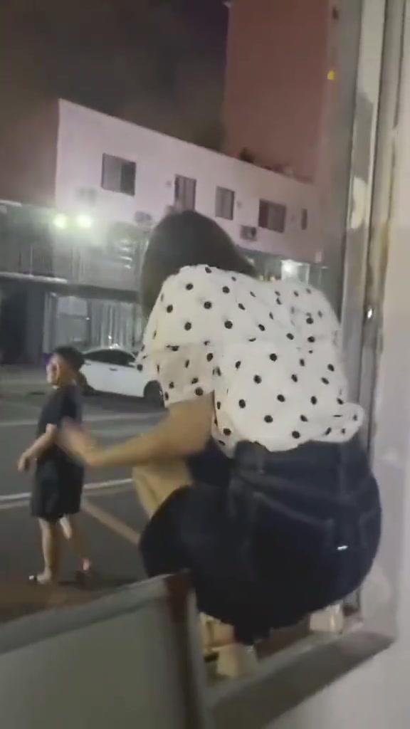 小姐姐是宁愿自己摔倒，也不要别人碰她