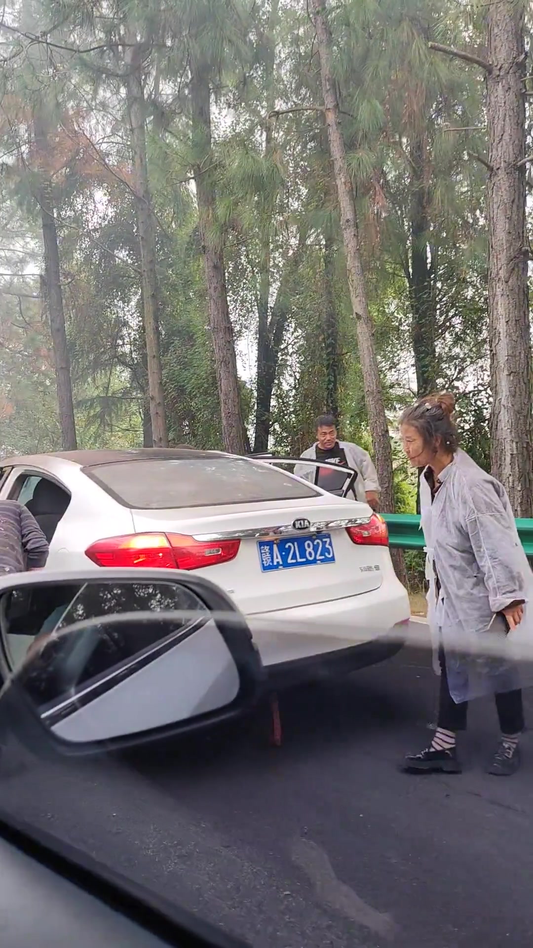 鞭炮没扔出去，全炸在车里了
