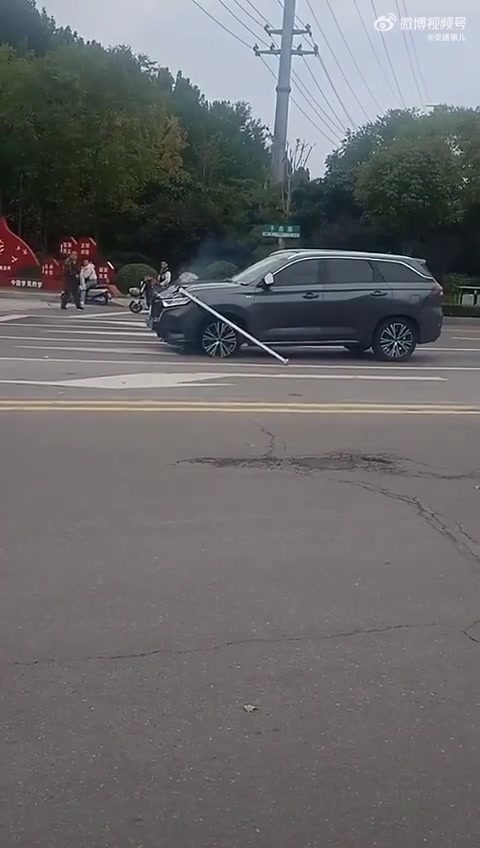 这轮胎都快磨没了还搁这加油呢！