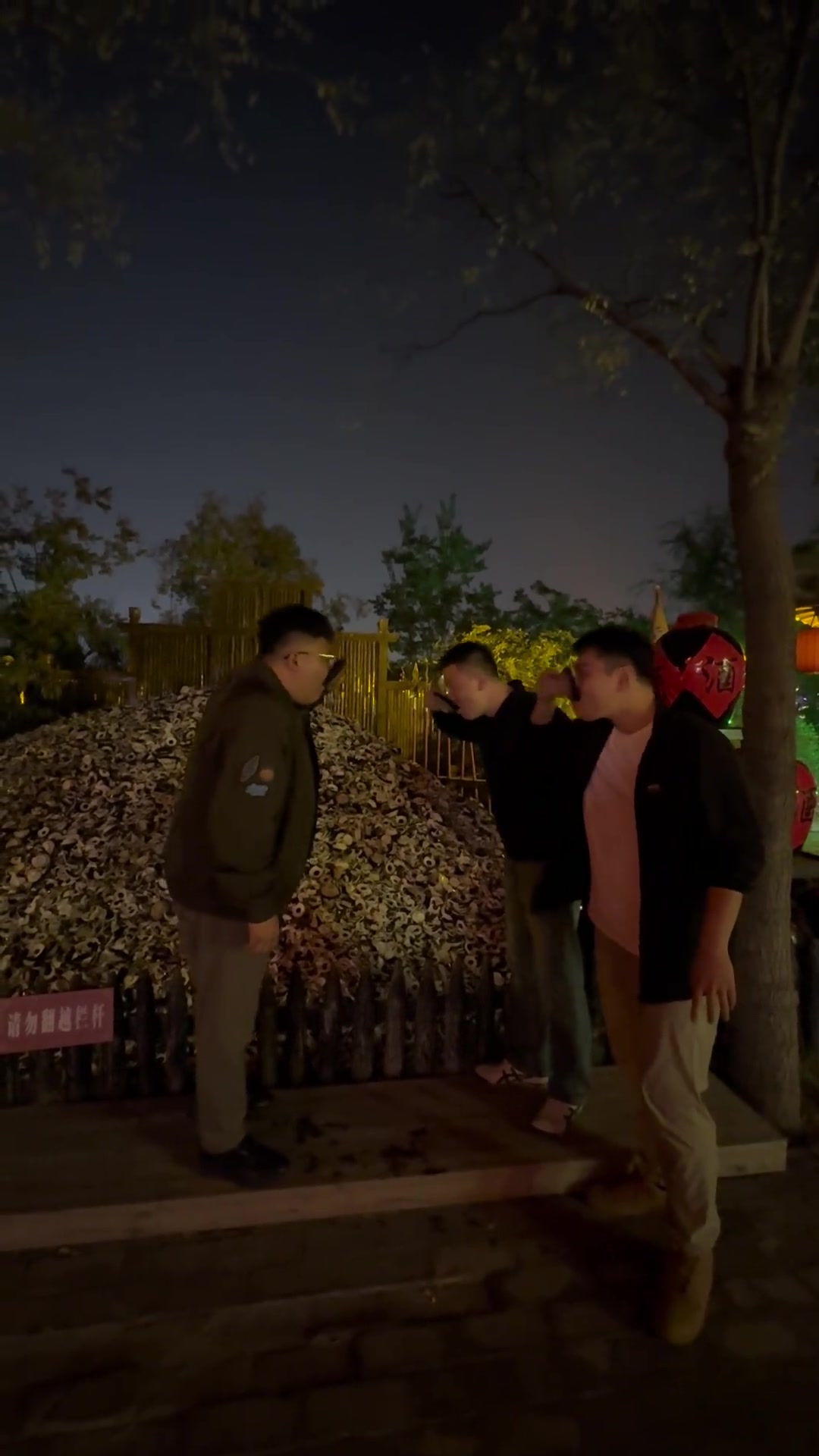 我就知道三个男人在一起肯定有节目