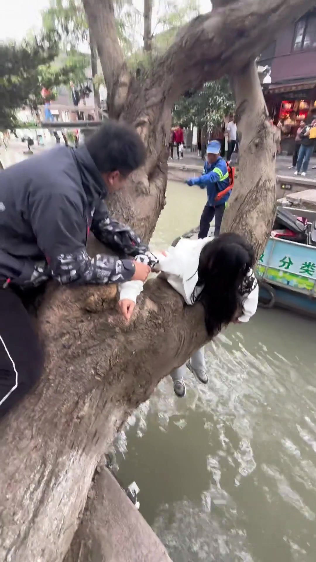 这位美女是打算上树捞月吗