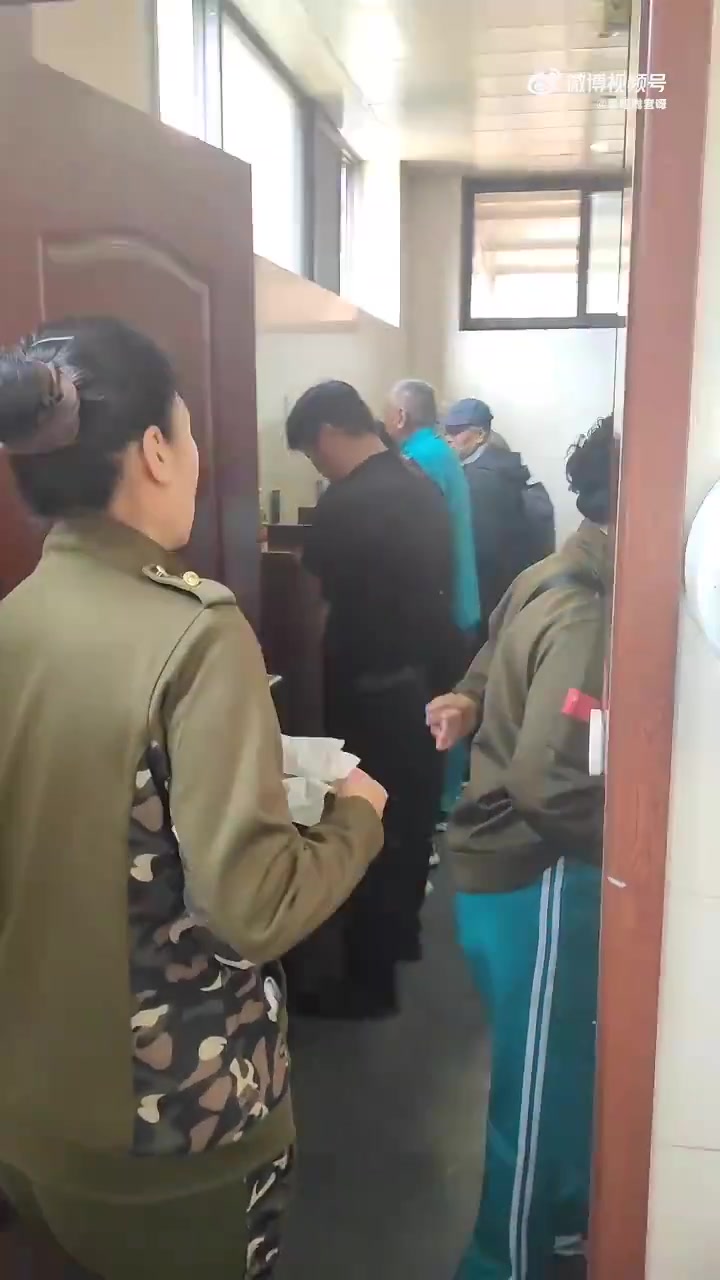 乐山大佛景区是咋了为啥男厕里还有女生呢