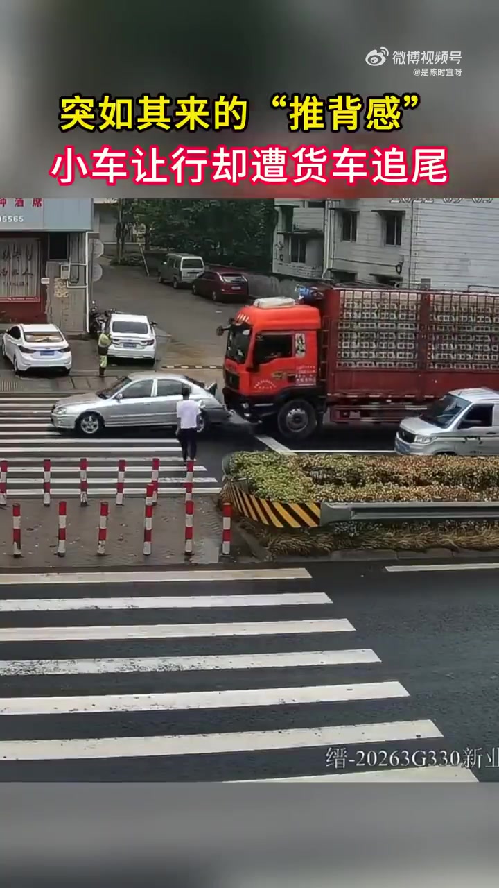 给白衣哥们直接吓坏了，感觉视频结束的时候人都没缓过来