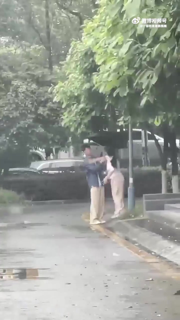 马老师都不如你！闪电17连鞭，男的也还能撑着雨伞，都是人才
