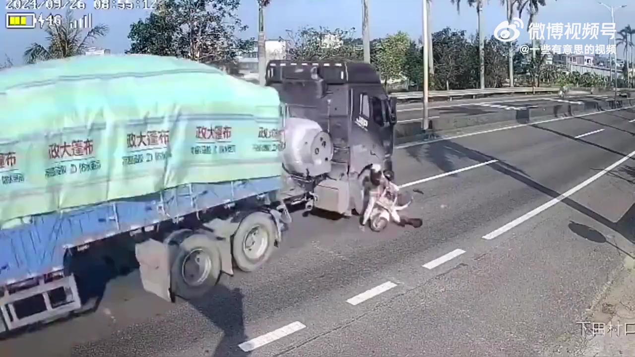 这还好是人没事，是怎么做到看到货车还杵在那儿等的
