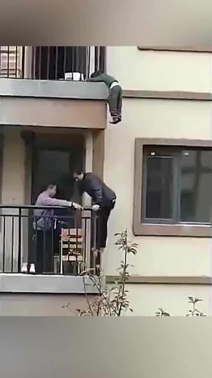 你愿意为这些奋不顾身徒手攀上阳台救人的热心人点赞吗