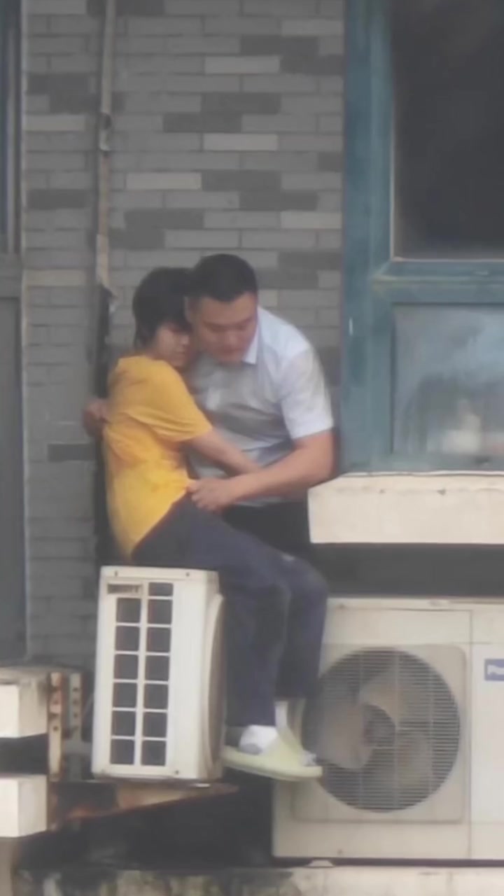 那一刻他一定也很紧张吧，但他依然坚定地选择去救孩子