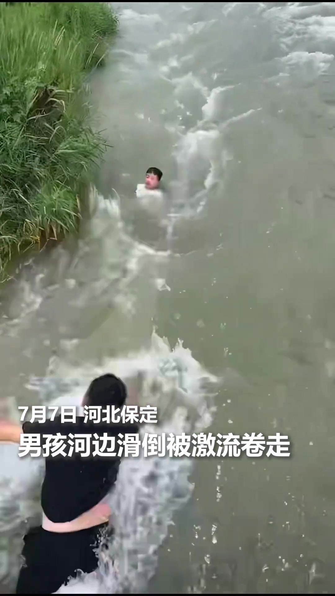 急水流里这个黑色的身影，看得令人敬佩也感动！