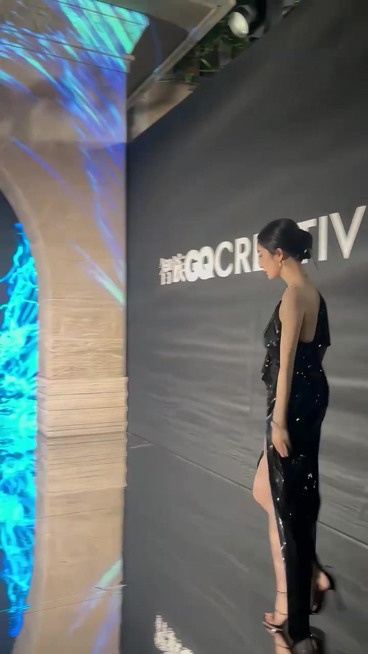 杨幂活动现场反光地板对穿裙子的女星真不友好
