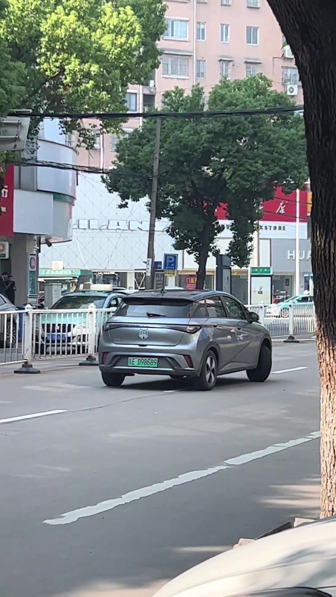 店门口看到的，惊呆了我比亚迪