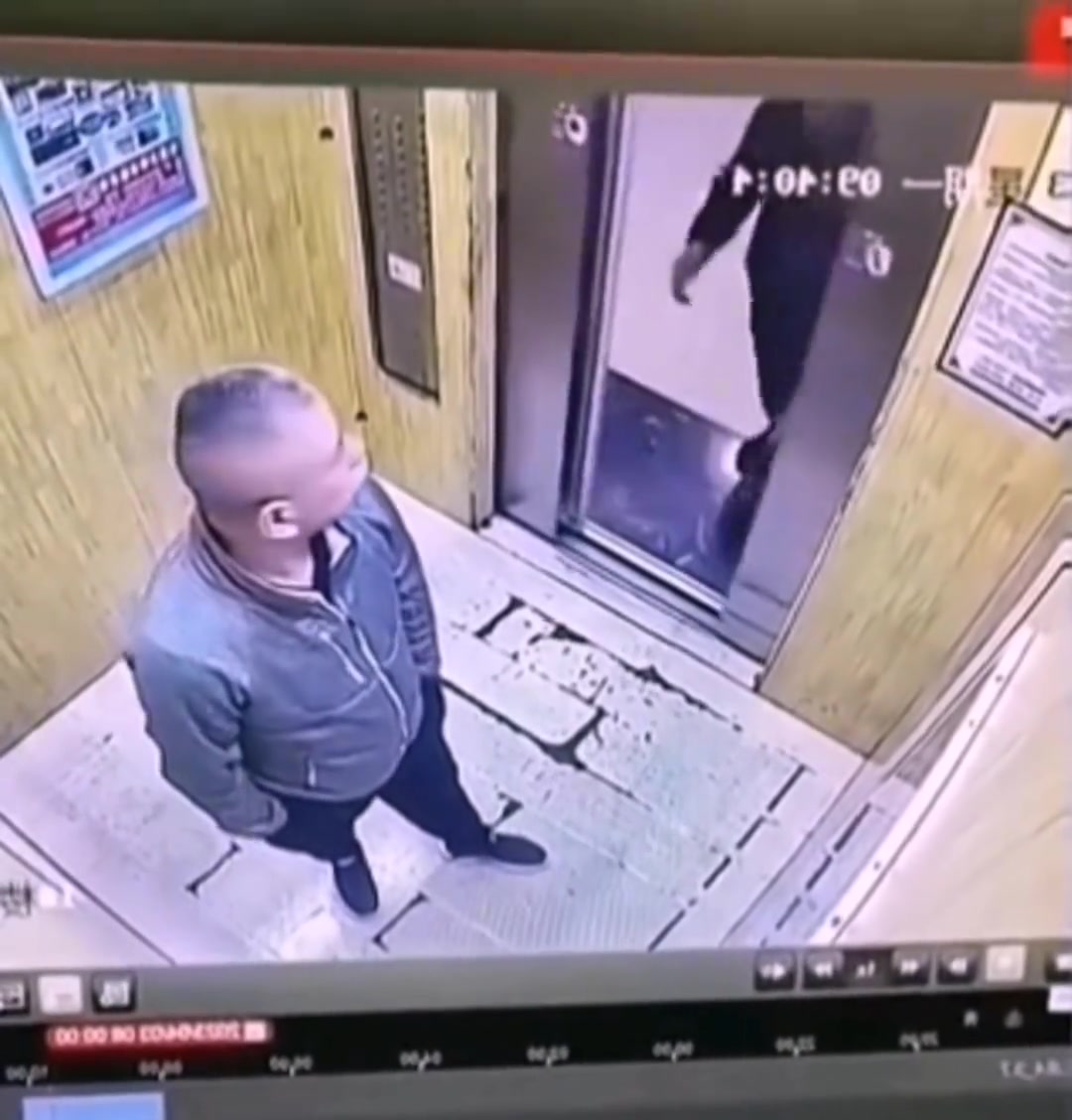 好心大哥想帮忙按电梯门可还是来不及，被溅了一身