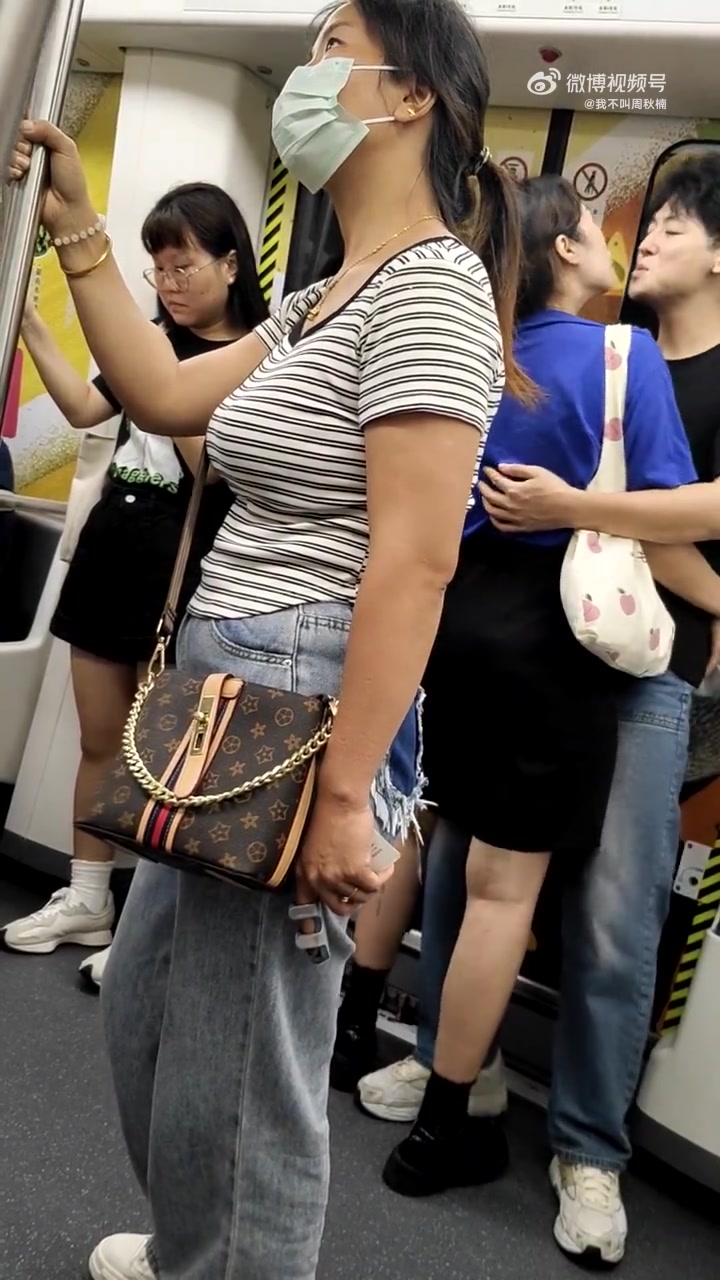 一上地铁就被狠狠地塞了一把狗粮