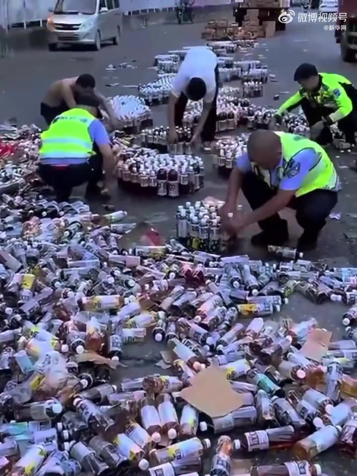 火车厢门没关紧货物洒落一地，民警和环卫工三小时化身搬运工