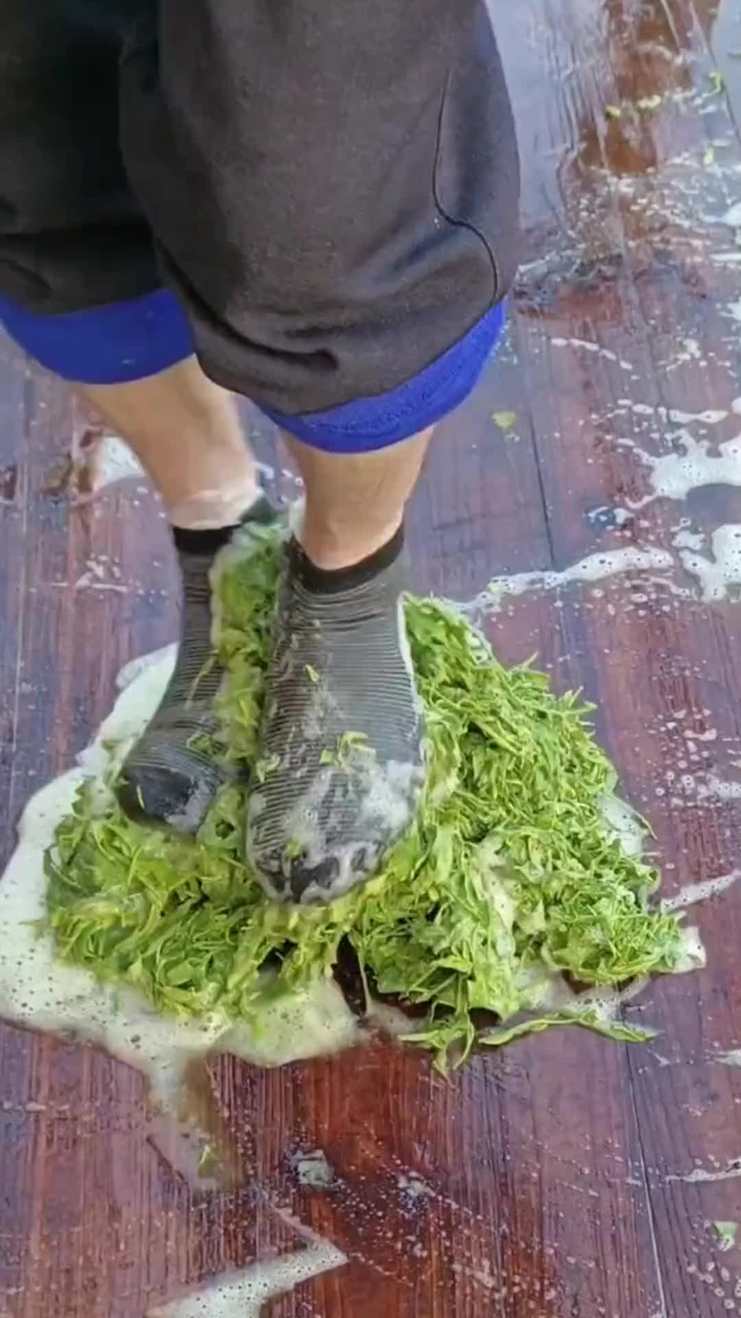 脚踩茶叶你敢喝吗这是什么茶