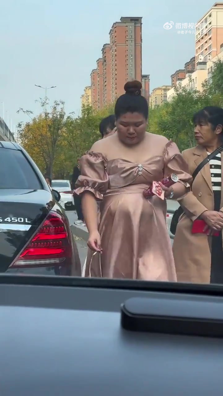 网友：这是请的打手！