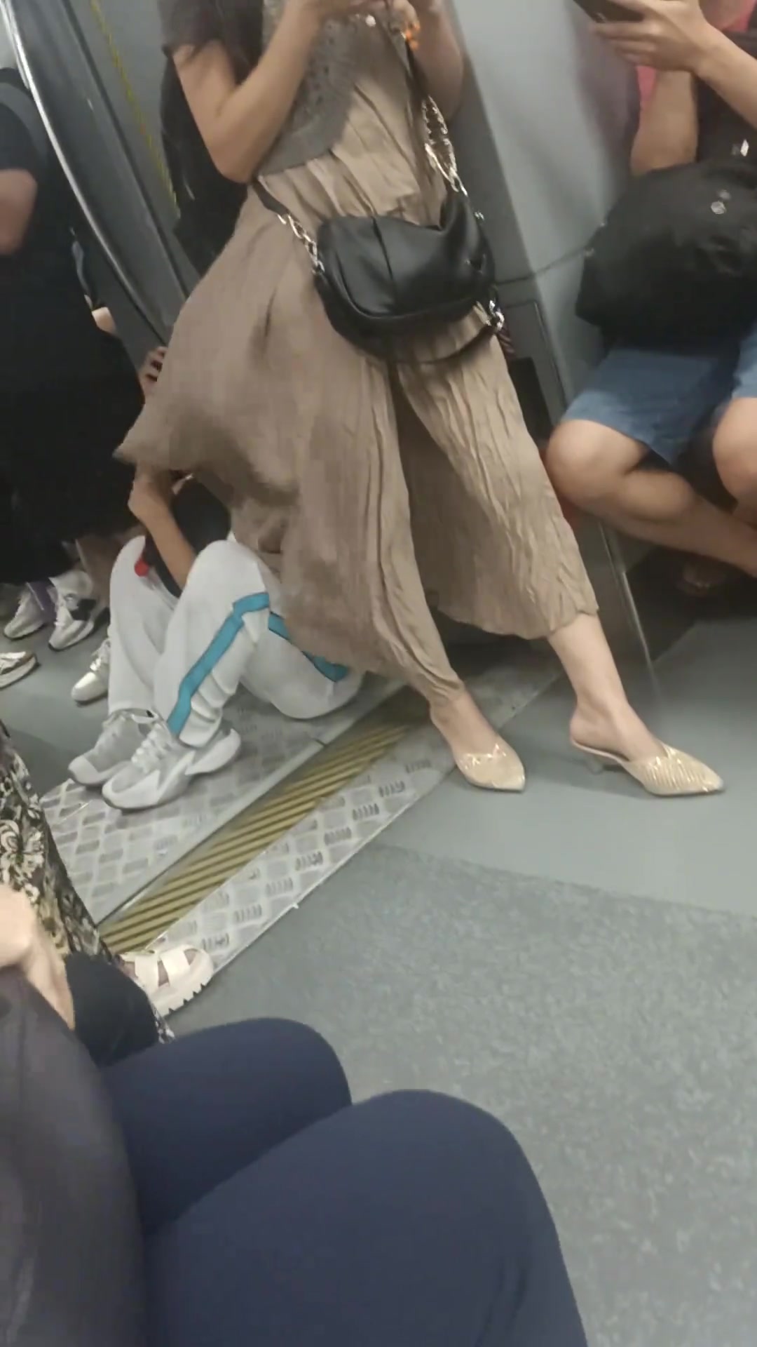 裙子后面坐着的小哥，似乎在享受着这一切...