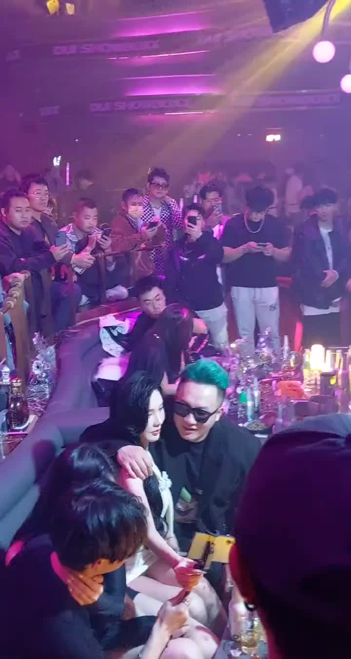 已经输了！她在夜场退半步的动作认真的吗