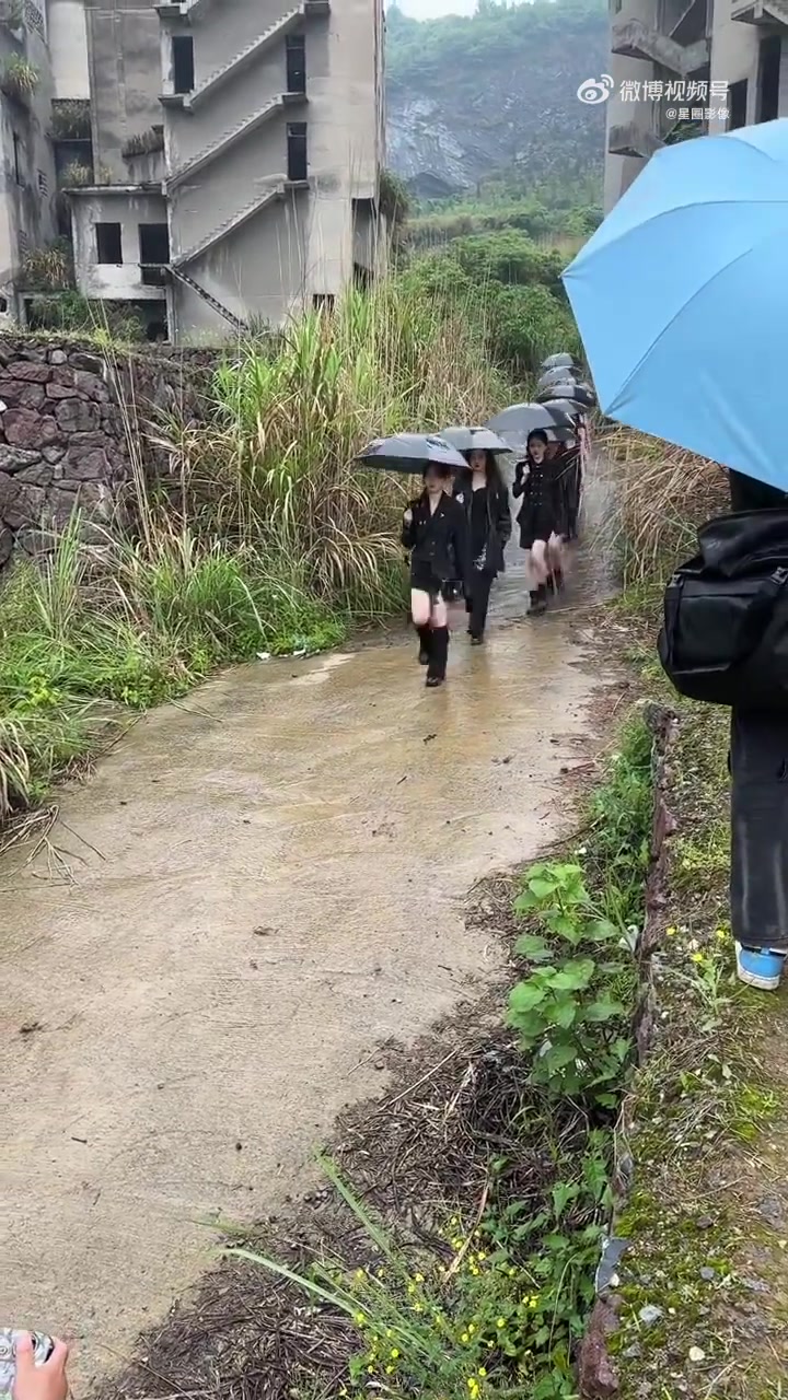 乡村走秀又有新方式了，黑衣黑伞下雨天buff叠满