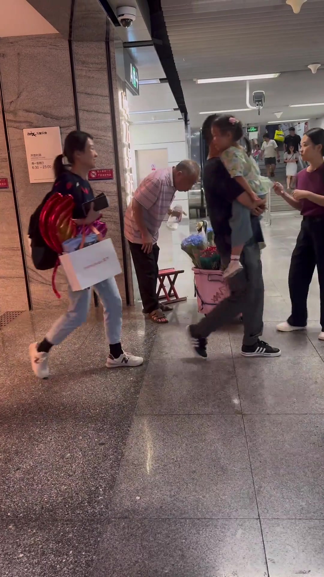 试问还敢在地铁站买鲜花吗都是口水