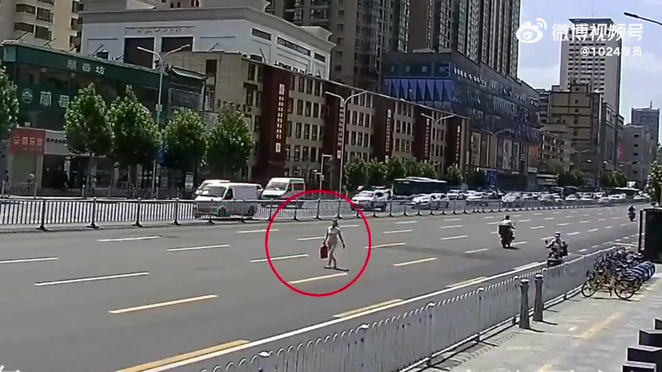 马路不是你家客厅，希望这起事故能涨点记性