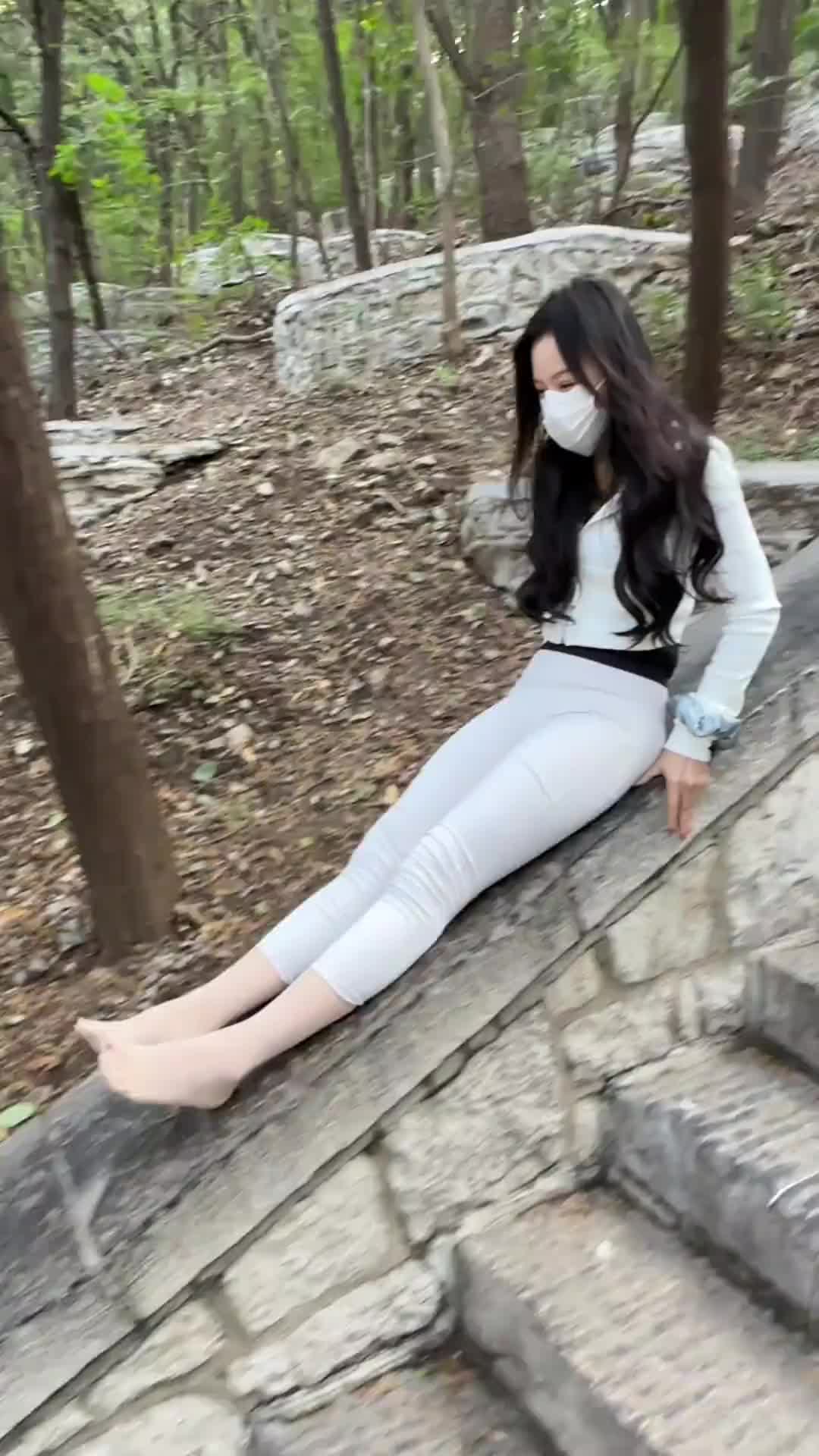 叫你还玩滑滑梯下来，这下屁股蛋都得开花了！