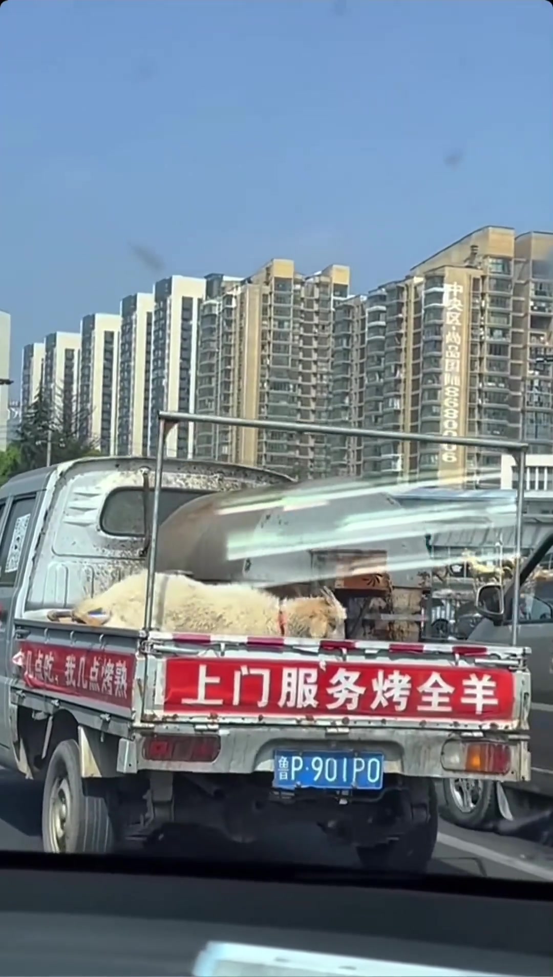 看到横幅绷不住了！