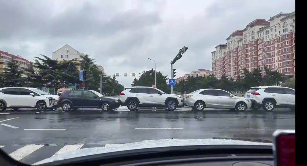 他们在排队领鸡蛋嘛