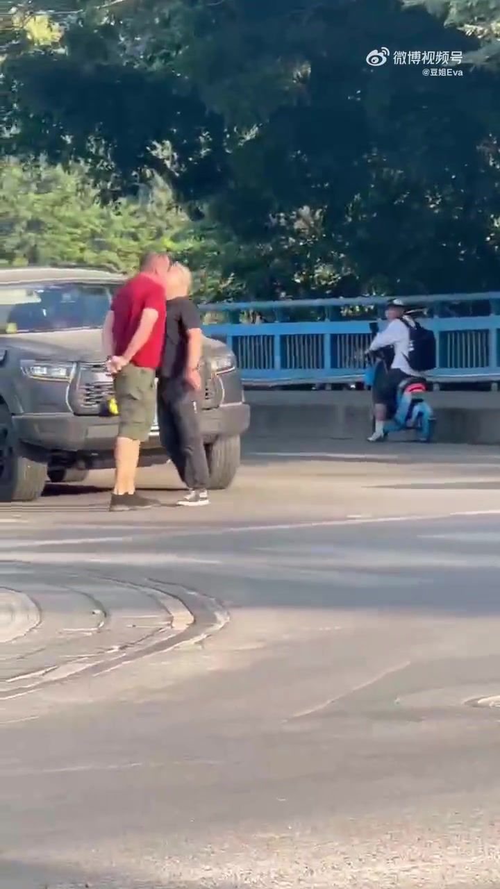 到底是啥让堂堂七尺男儿血性尽失
