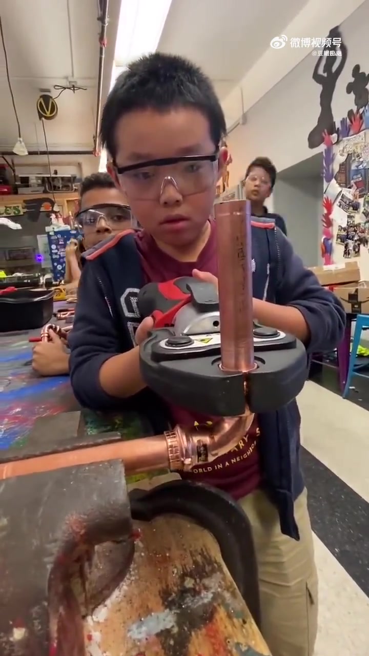 国外小学的水电修理课程