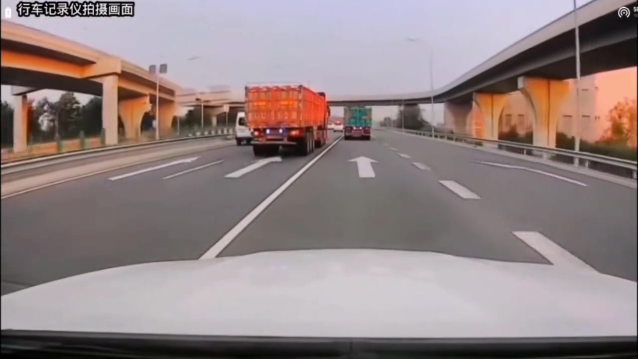 黄色半挂：各位拙劣的车技我尽收眼底