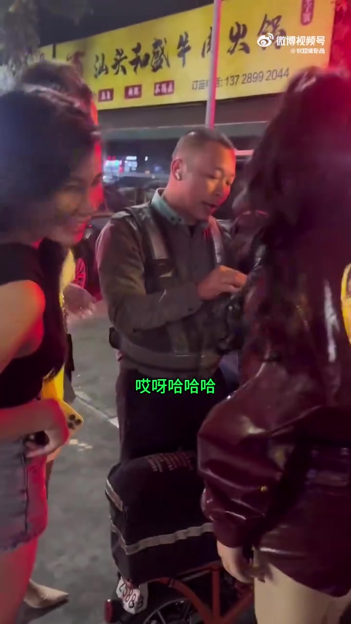 四名醉酒的美女对着代驾男子一顿戏弄！