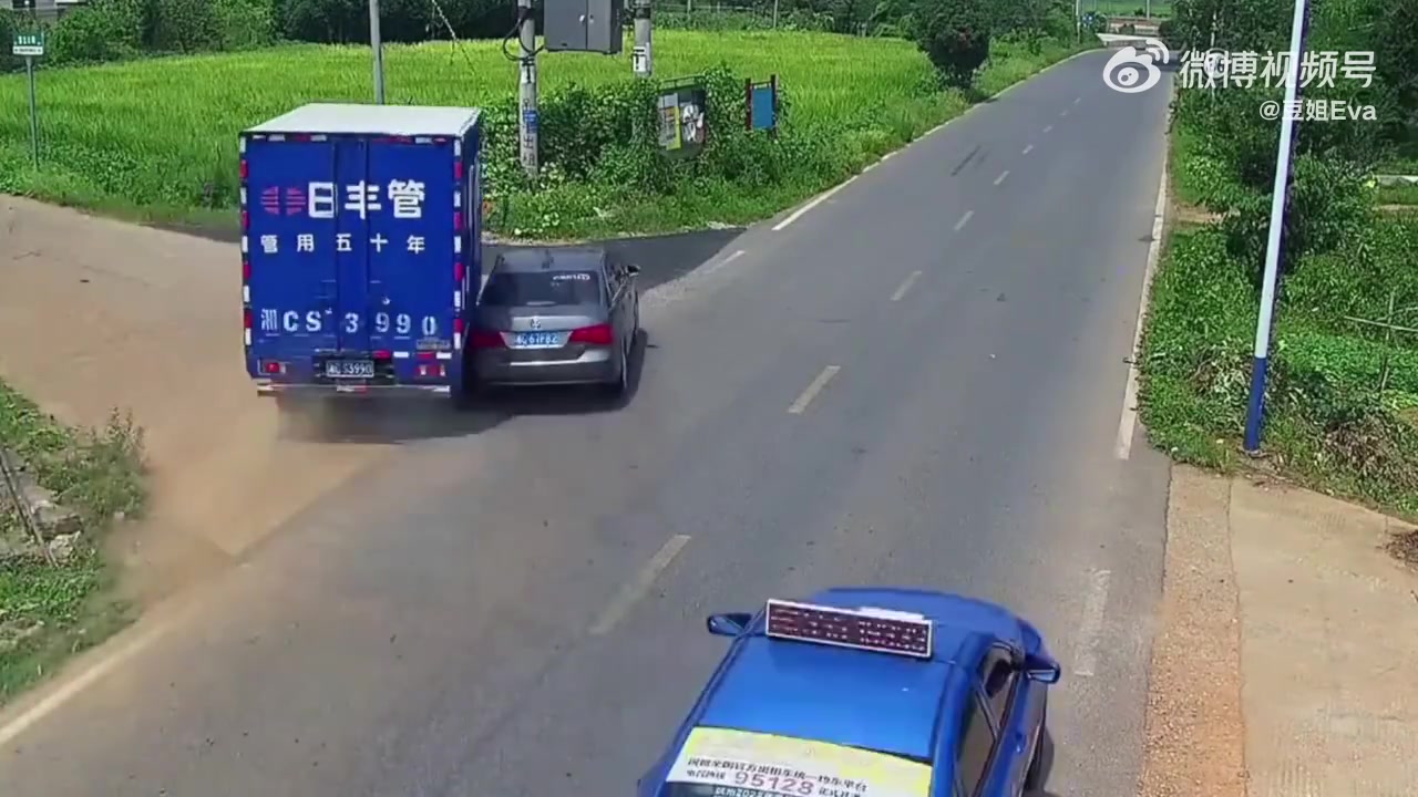 这就是不要在路口超车的原因！！