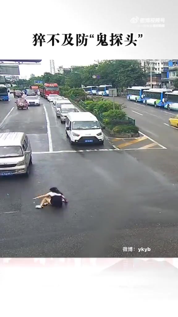女子过马路，中间直行车道飞快跑来一辆面包车，一下就把她撞飞了