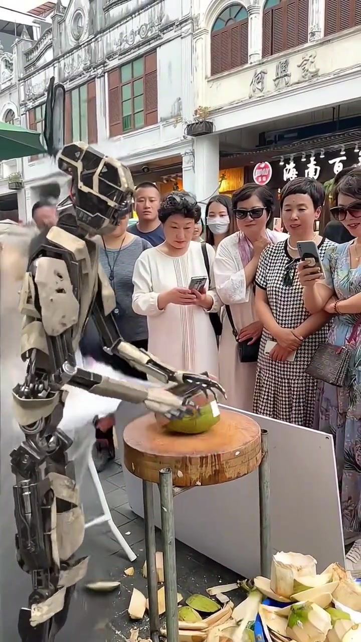 前几天看到机器人揉面团，今天又是砍椰子