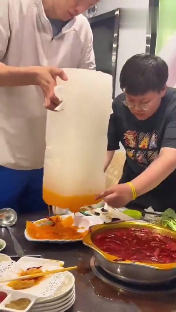 用冰块去除火锅多余油脂的窍门