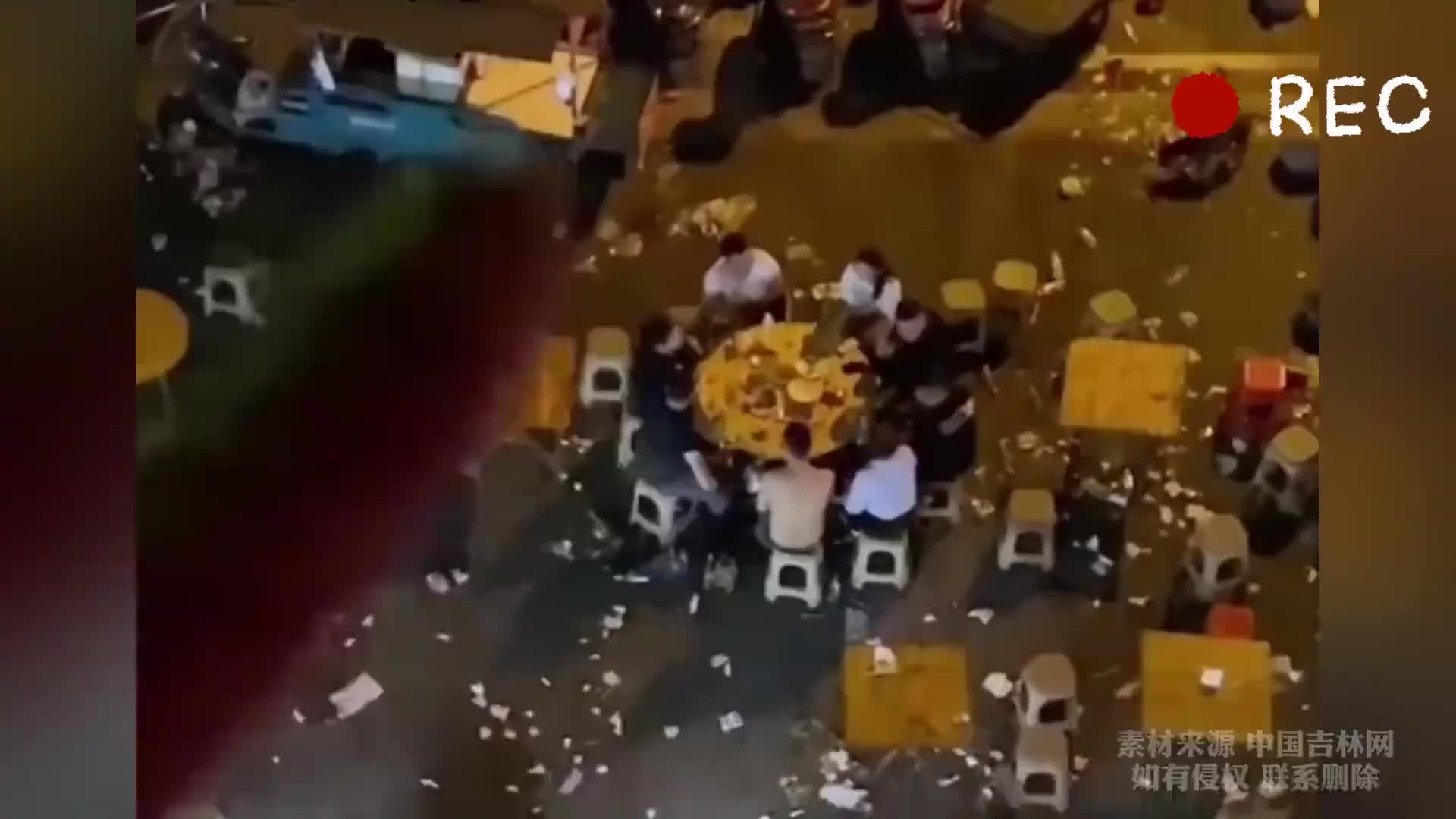 夜宵摊深夜扰民，女子忍无可忍泼水！大家觉得她做得对么