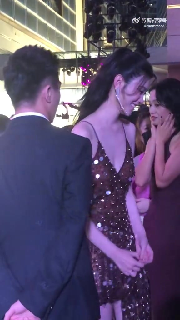 奚梦瑶看起来真的好滋润，何猷君把她养得很好，被爱滋润的感觉