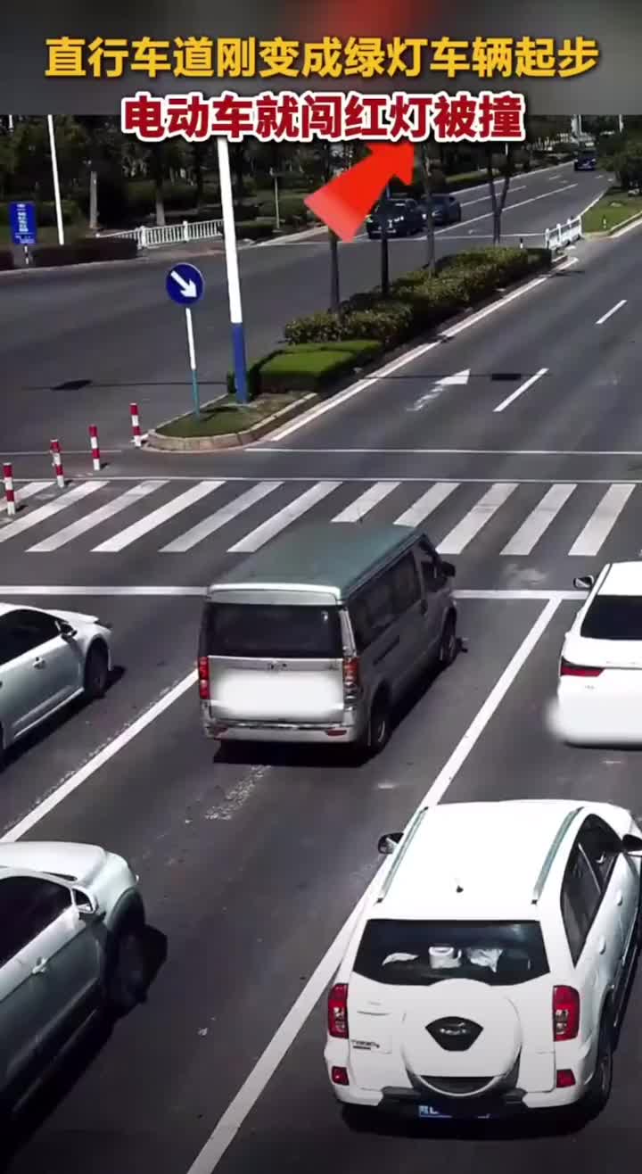 直行车道刚绿灯车辆起步电动车就闯红灯