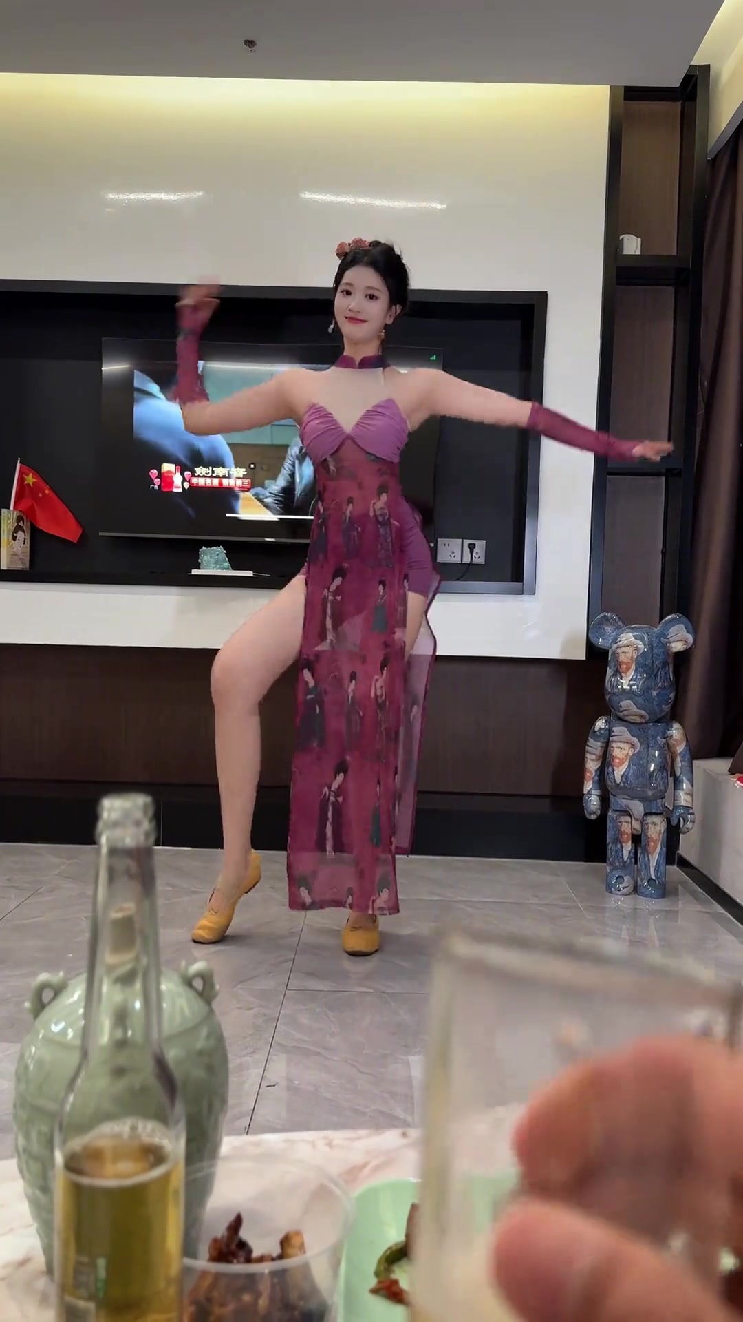 要不是这个酒瓶，还真以为小姐姐的腿那么长呢