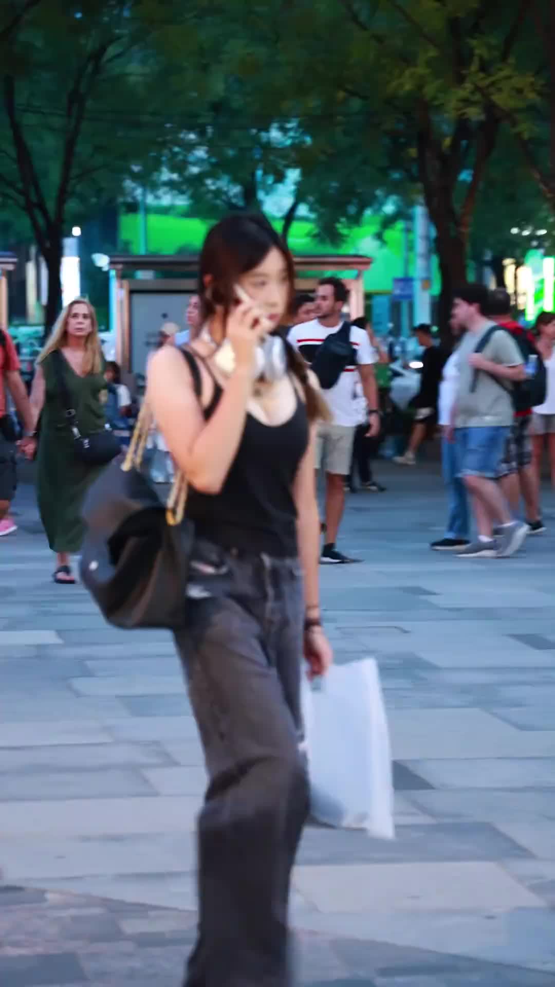 小姐姐这耳机挺大的啊！什么牌子的呀