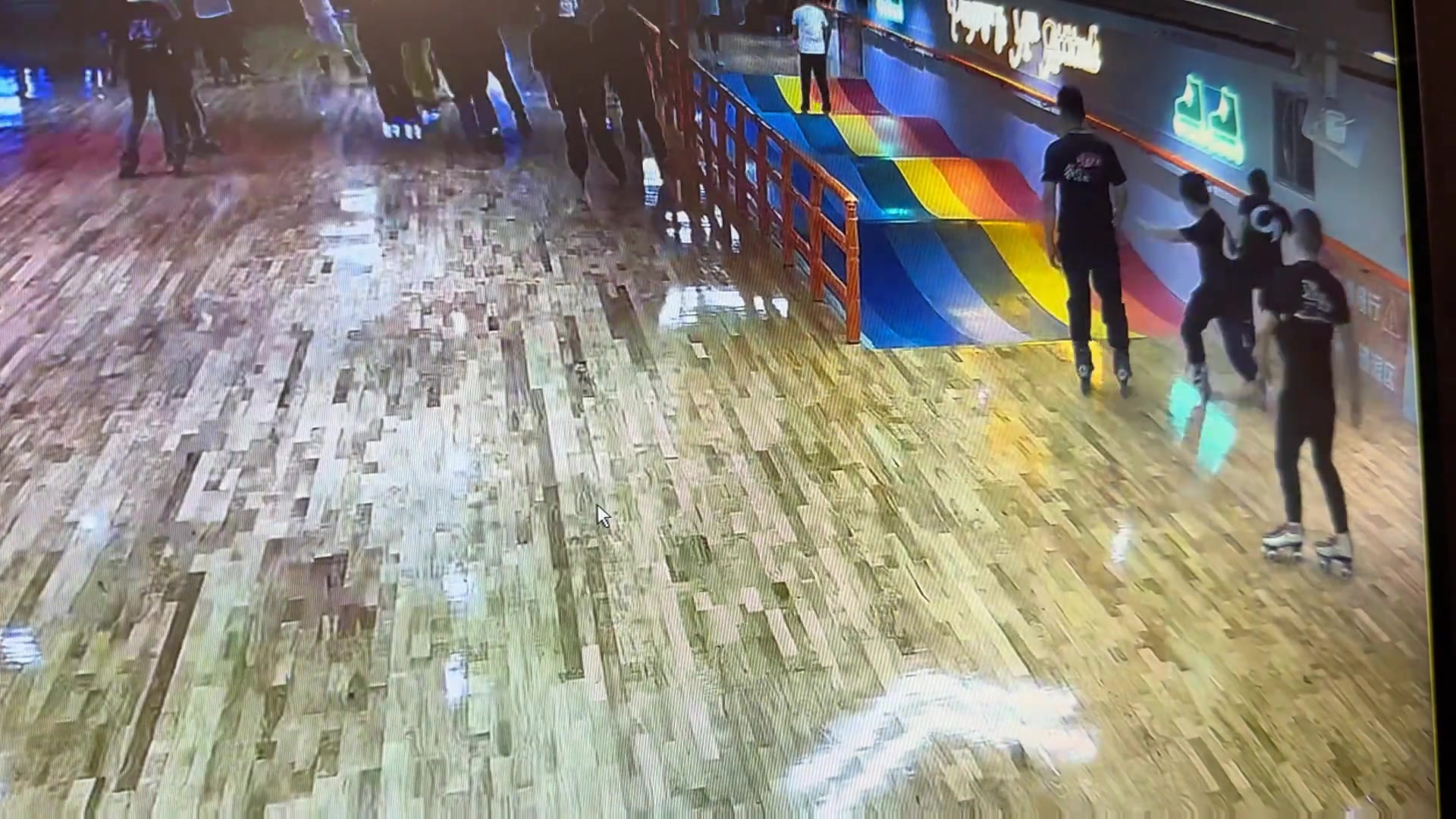 老哥在练习旱冰转圈，竟让两小伙撞到了一起！