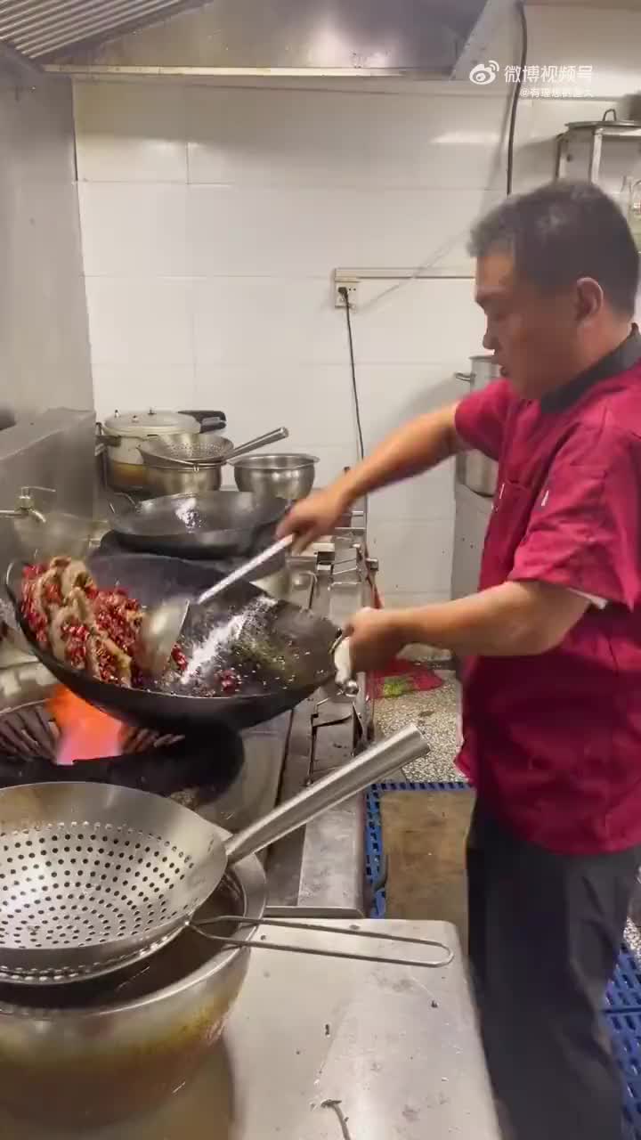 超雄厨师！我都不敢投诉他的菜，怕他给我头敲了