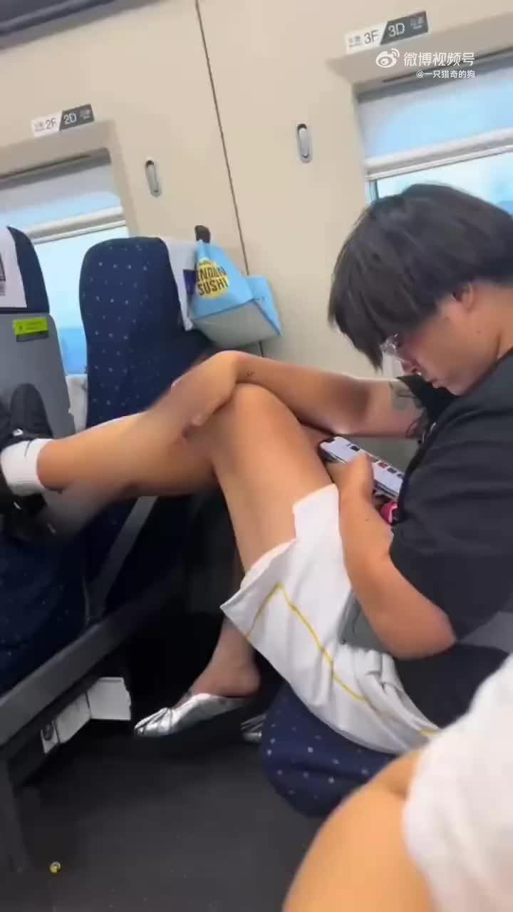 高铁上男子用脚蹬住前排座椅，不让前排乘客往后调整，离谱