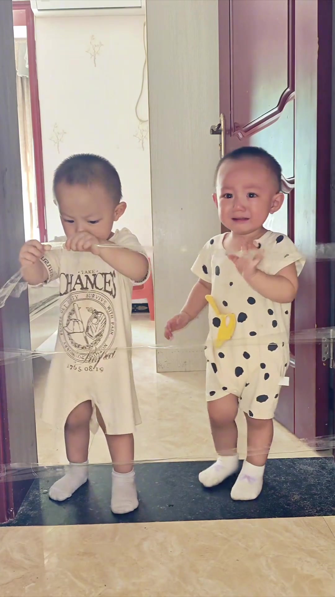 来看下同个妈生的双胞胎，不同的性格！