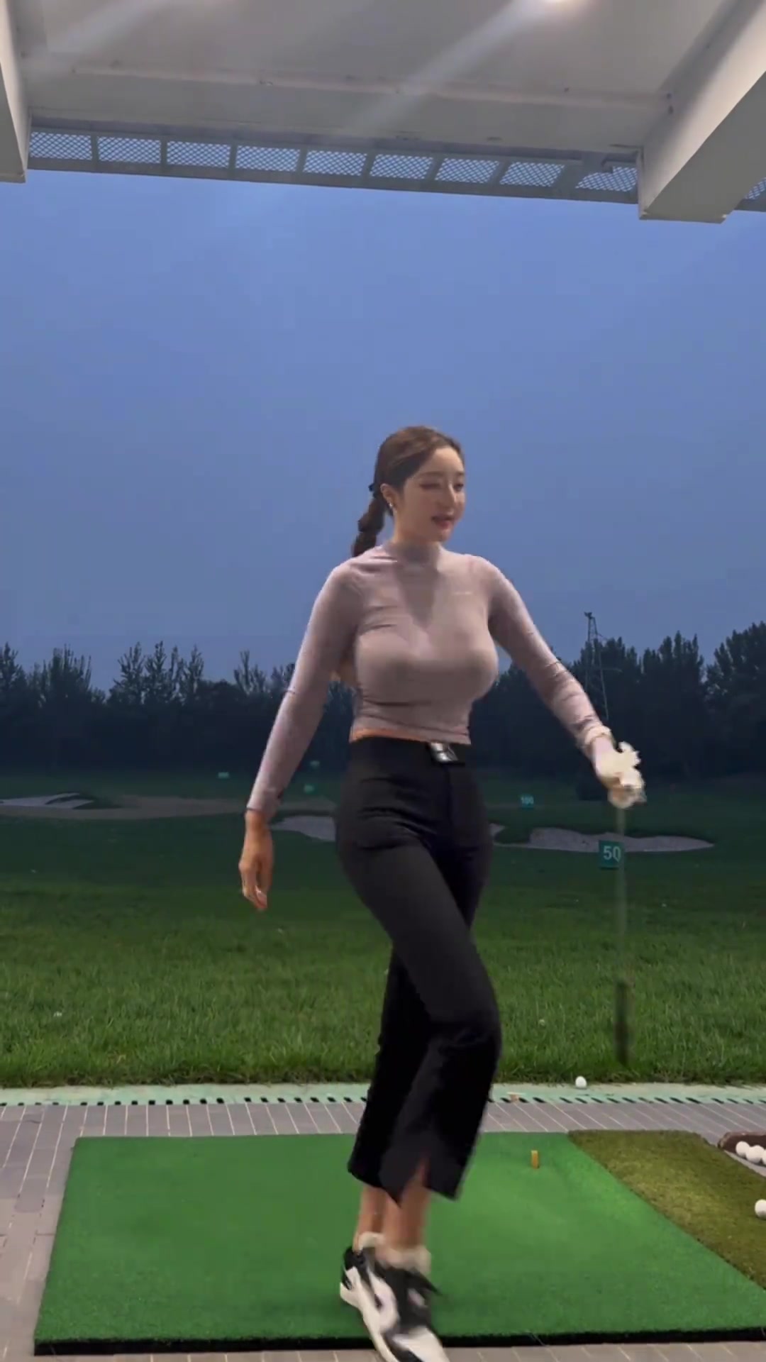 好球！完美挥杆！小姐姐这绝对是好球