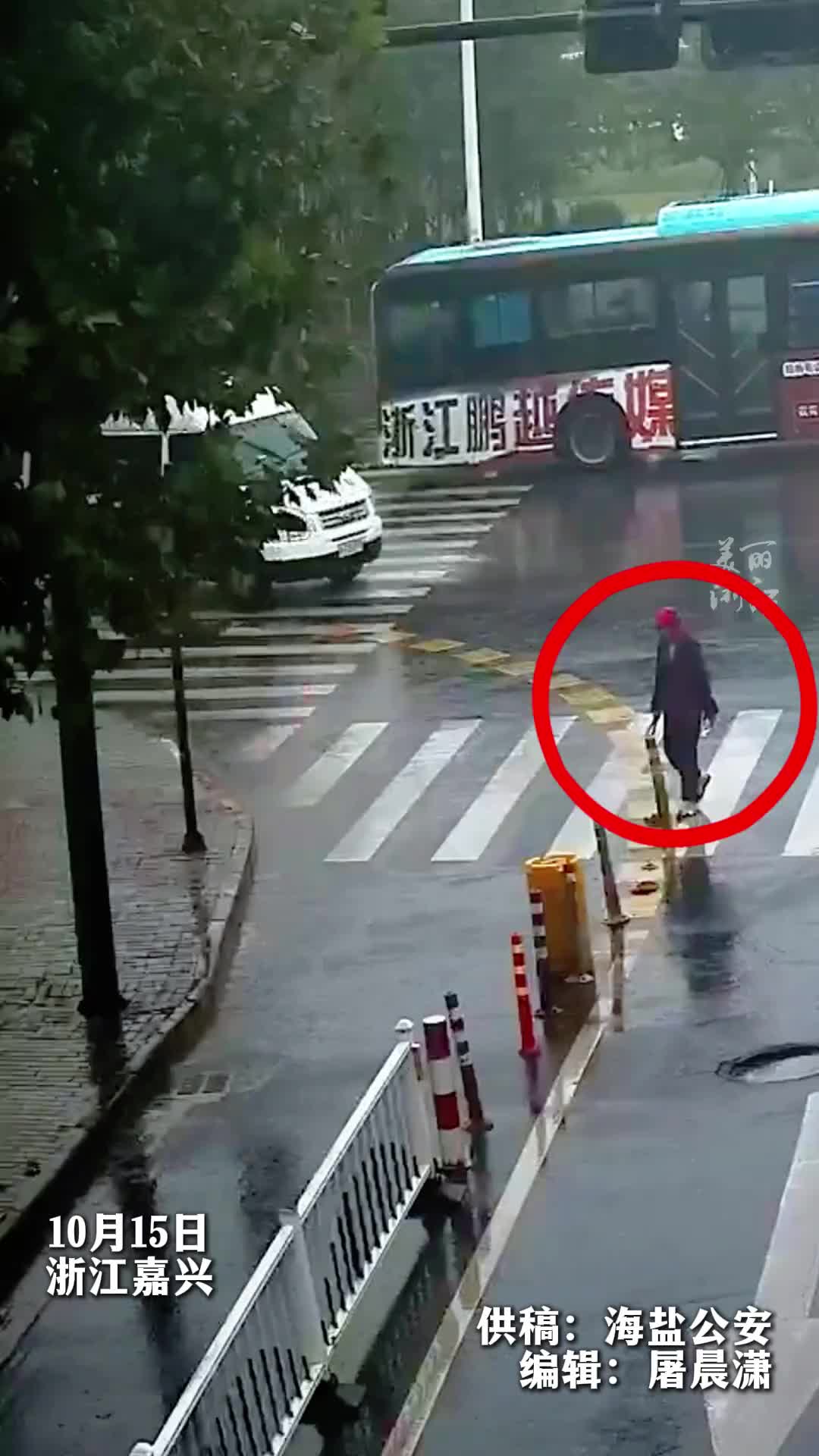 老人雨天摔倒恰好民警医生路过这样的偶遇，很巧也很暖！
