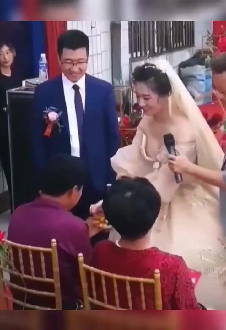 新娘笑得真甜！一看就是真爱