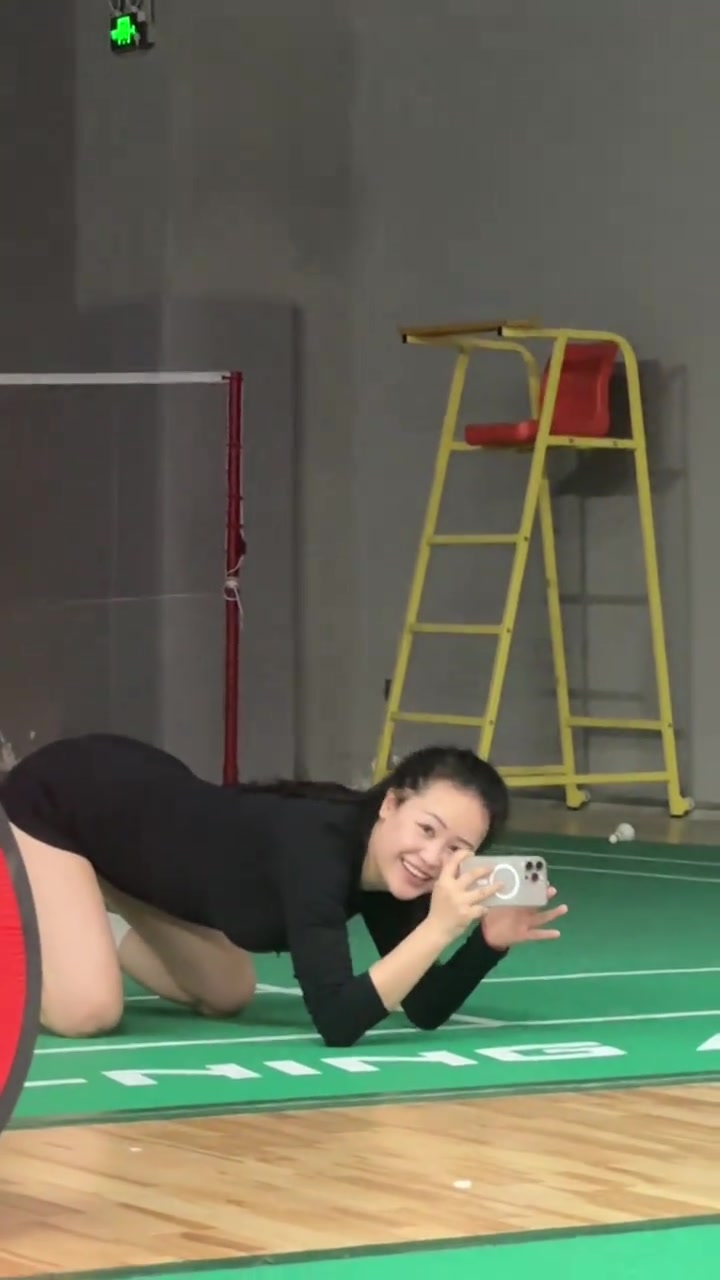 没明白，小姐姐趴在地上扭这两下是什么意思啊