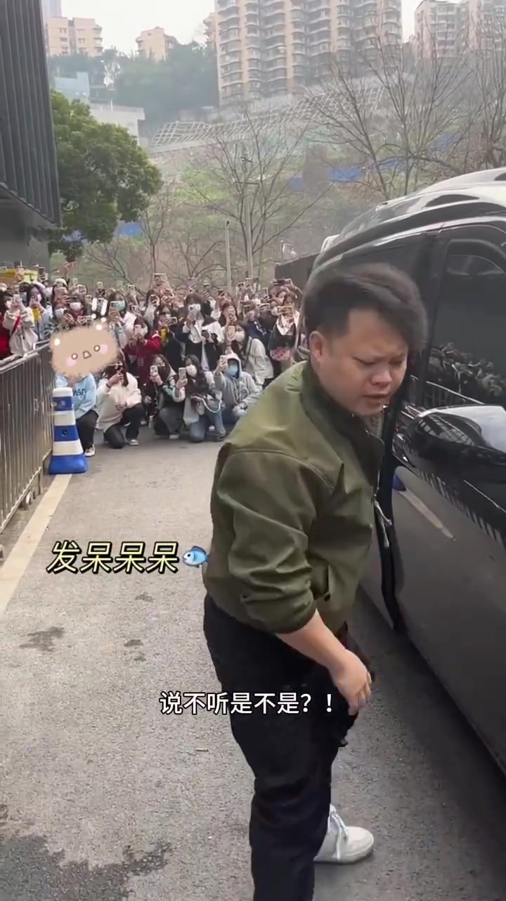 都这么凶你了，实在无法理解这些女生们，为什么还这么执着！！